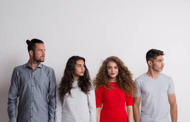 Porträt einer jungen Gruppe von Freunden in einem Studio, die sich von der Masse abheben und anders sein wollen. - HPIF20142