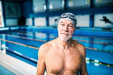 Älterer Mann in einem Hallenbad, aktiver Rentner beim Sport. - HPIF20156
