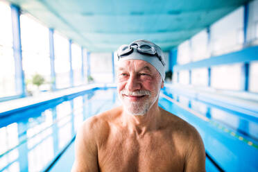 Älterer Mann in einem Hallenbad, aktiver Rentner beim Sport. - HPIF20166