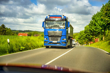 Lkw auf der Straße an einem sonnigen Tag - FRF01019