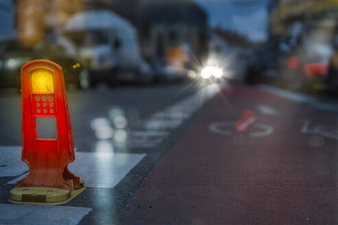 Road reflector in front of bicycle lane at dusk - FRF01022