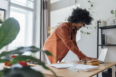 Freiberufler arbeitet am Laptop am Schreibtisch im Home Office - VPIF08244