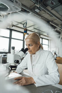 Senior-Wissenschaftler bei der Arbeit mit dem Mikroskop im Labor - JOSEF19540