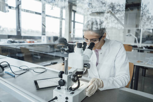 Junge Wissenschaftlerin bei der Arbeit am Mikroskop im Labor - JOSEF19553