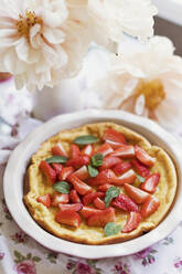 Holländischer Baby-Pfannkuchen mit Erdbeeren und Minze - ONAF00539