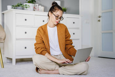 Freelancer working on laptop at home - NLAF00035