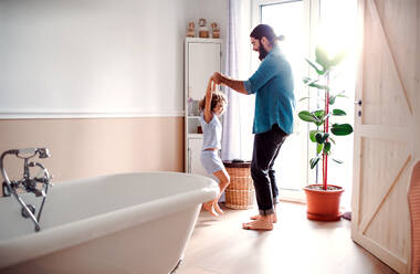 Ein kleines Mädchen mit einem jungen Vater im Badezimmer zu Hause, die Spaß haben. - HPIF20572