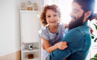Ein kleines Mädchen mit einem jungen Vater im Badezimmer zu Hause, die Spaß haben. - HPIF20578