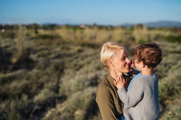 Porträt einer jungen Mutter mit kleiner Tochter in mediterraner Natur, Raum kopieren. - HPIF20678