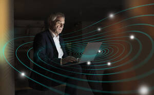 Digitales zusammengesetztes Bild eines älteren Geschäftsmannes, der einen Laptop mit einem futuristischen Netzwerk benutzt - UUF28765