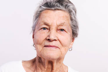Porträt einer älteren Frau im Studio, Nahaufnahme. - HPIF21072