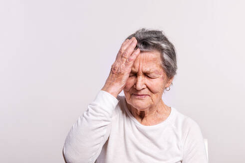 Studio-Porträt einer älteren Frau mit Schmerzen, Nahaufnahme. - HPIF21078