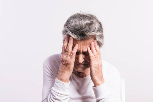 Studio-Porträt einer älteren Frau mit Schmerzen, Nahaufnahme. - HPIF21079