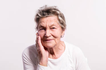 Porträt einer älteren Frau im Studio, Nahaufnahme. - HPIF21081