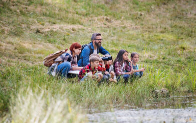 Eine Gruppe von kleinen Schulkindern mit Lehrer auf Exkursion in der Natur. - HPIF22126