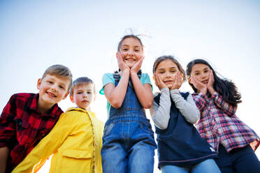 Porträt einer Gruppe von Schulkindern auf einem Ausflug in die Natur, die in die Kamera schauen. - HPIF22207