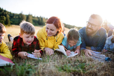 Eine Gruppe von kleinen Schulkindern mit Lehrer auf Exkursion in der Natur. - HPIF22209