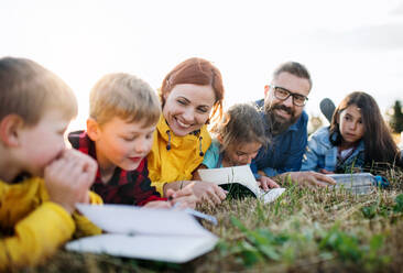 Eine Gruppe von kleinen Schulkindern mit Lehrer auf Exkursion in der Natur. - HPIF22210