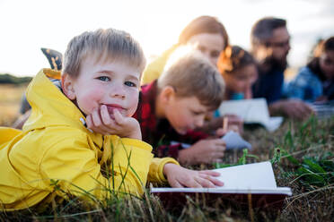 Eine Gruppe von kleinen Schulkindern mit Lehrer auf Exkursion in der Natur. - HPIF22211