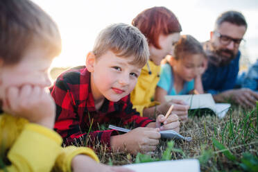 Eine Gruppe von kleinen Schulkindern mit Lehrer auf Exkursion in der Natur. - HPIF22212