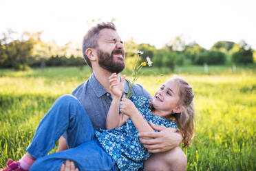 Vater mit kleiner Tochter, die sich in der sonnigen Frühlingsnatur vergnügen. - HPIF22606