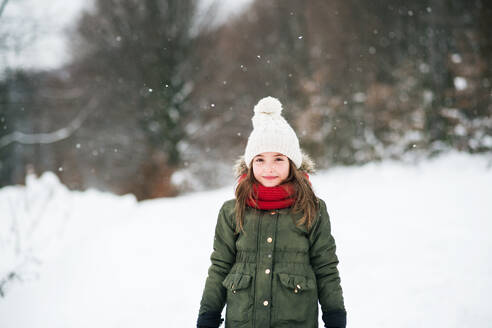 Porträt eines kleinen Mädchens im Schnee. Winterliche Natur. - HPIF22718