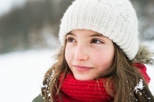 Porträt eines kleinen Mädchens in winterlicher Natur, Nahaufnahme. - HPIF22719