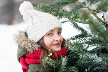 Ein kleines Mädchen, das sich im Schnee vergnügt, Natur im Winter, Nahaufnahme. - HPIF22720