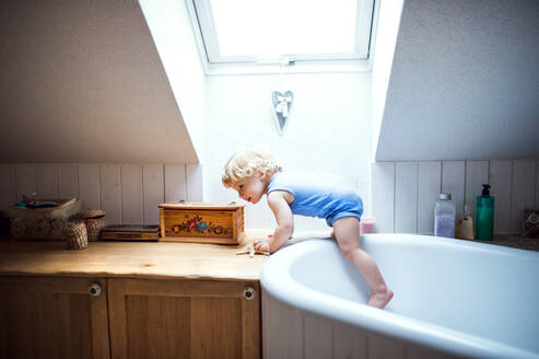 Kleiner Junge klettert aus der Badewanne. Häuslicher Unfall. Gefährliche Situation im Badezimmer. - HPIF23051