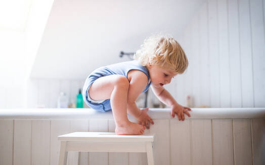 Kleiner Junge klettert aus der Badewanne. Häuslicher Unfall. Gefährliche Situation im Badezimmer. - HPIF23053