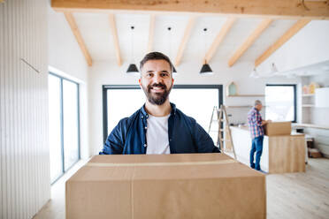 Ein Porträt eines reifen Mannes mit seinem älteren Vater, der ein neues Haus einrichtet, ein neues Hauskonzept, Raum kopieren. - HPIF23497