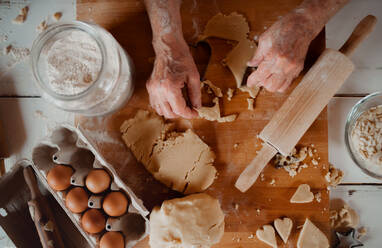 Mittelteil einer alten Frau, die in einer Küche zu Hause Kuchen backt, Ansicht von oben. - HPIF23599