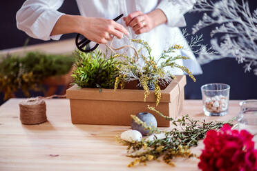 Ein Mittelteil einer jungen, kreativen Frau, die in einem Blumenladen arbeitet und ein Blumengeschäft eröffnet. - HPIF23762