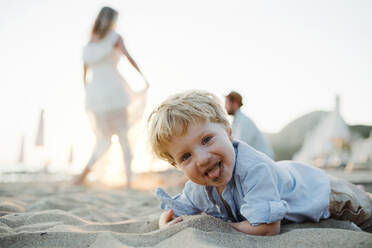 Ein fröhlicher kleiner Junge am Strand im Sommerurlaub, der Spaß hat. - HPIF23946