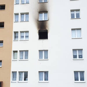 Deutschland, Brandenburg, Rudersdorf, Außenansicht eines abgebrannten Wohnhauses - CMF00896