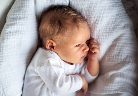 Nahaufnahme eines süßen neugeborenen Babys zu Hause, Ansicht von oben. - HPIF24086
