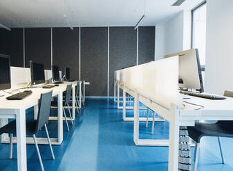 Innenansicht eines modernen, geräumigen Computerraums für Studenten in einer Bibliothek oder einem Büro. - HPIF24446
