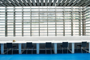 Interieur eines modernen, geräumigen Arbeitszimmers für Studenten in einer Bibliothek oder einem Büro. - HPIF24462