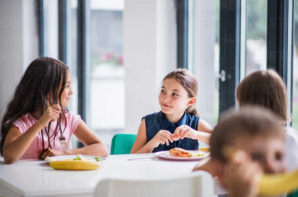 https://us.images.westend61.de/0001843682pw/a-group-of-cheerful-small-school-kids-in-canteen-eating-lunch-and-talking-HPIF24880.jpg