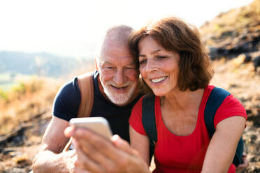 Ein älteres Paar genießt die Natur, während es ein Selfie während seiner Wanderung macht - HPIF24896