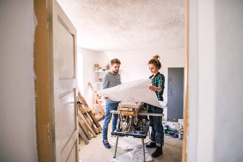 Kleines Geschäft eines jungen Paares: Mann und Frau arbeiten in der Schreinerei. - HPIF25148