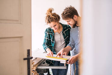 Kleines Geschäft eines jungen Paares: Mann und Frau arbeiten in der Schreinerei. - HPIF25150