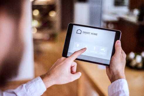 Ein Tablet mit einem intelligenten Haussteuerungssystem. - HPIF25199