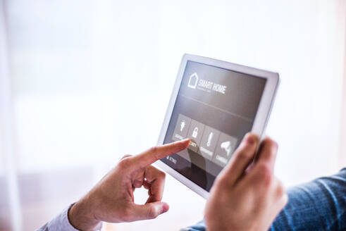Ein Tablet mit einem intelligenten Haussteuerungssystem. - HPIF25205