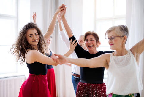 Eine Gruppe älterer Menschen besucht einen Tanzkurs mit einem Tanzlehrer. - HPIF25674