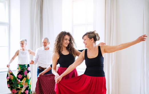 Eine Gruppe älterer Menschen besucht einen Tanzkurs mit einem Tanzlehrer. - HPIF25677
