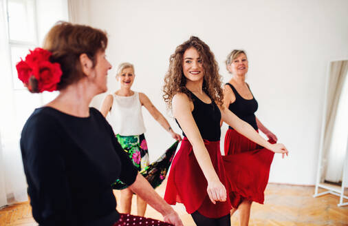 Eine Gruppe älterer Frauen besucht einen Tanzkurs mit einem Tanzlehrer. - HPIF25691