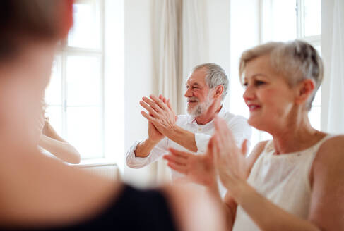 Eine Gruppe älterer Menschen besucht einen Tanzkurs mit einem Tanzlehrer. - HPIF25694