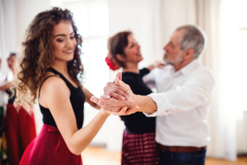 Eine Gruppe älterer Menschen besucht einen Tanzkurs mit einem Tanzlehrer. - HPIF25705