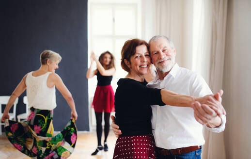 Eine Gruppe älterer Menschen besucht einen Tanzkurs mit einem Tanzlehrer. - HPIF25714
